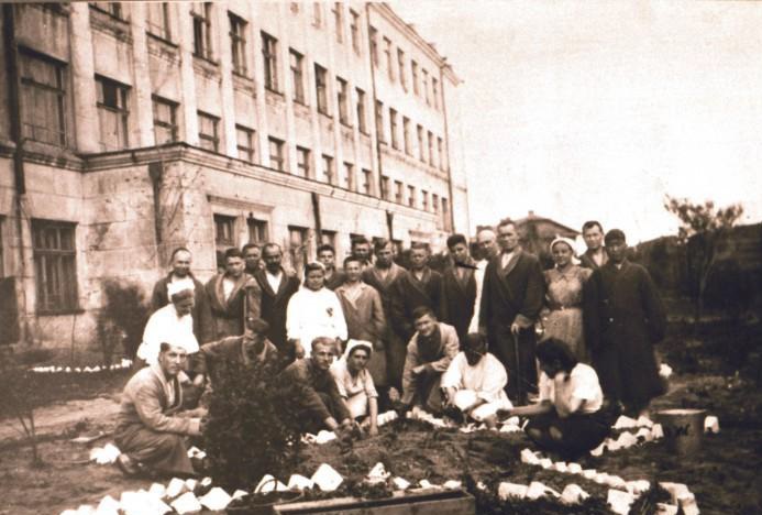 Раненые солдаты у эвакогоспиталя в бывшей школе № 21. Весна 1944 г.