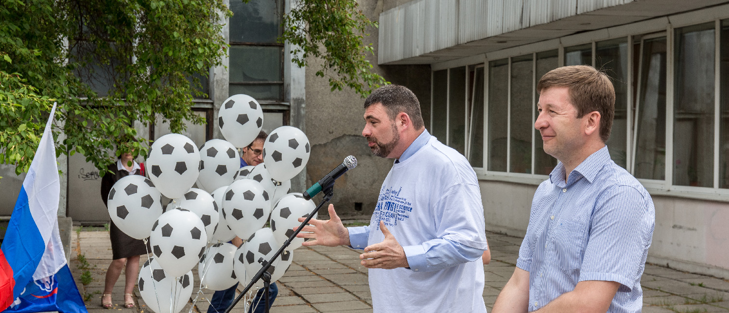 Директор Иркутского научного центра СО РАН Константин Апарцин принял участие во флешмобе в честь Чемпионата мира по футболу