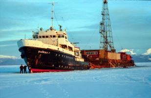 Международная программа «Байкал-бурение» (1993-1999 гг). Общий вид буровой установки на льду оз.Байкал в 1998 г